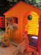 Luca und Babys im Spielhaus.JPG